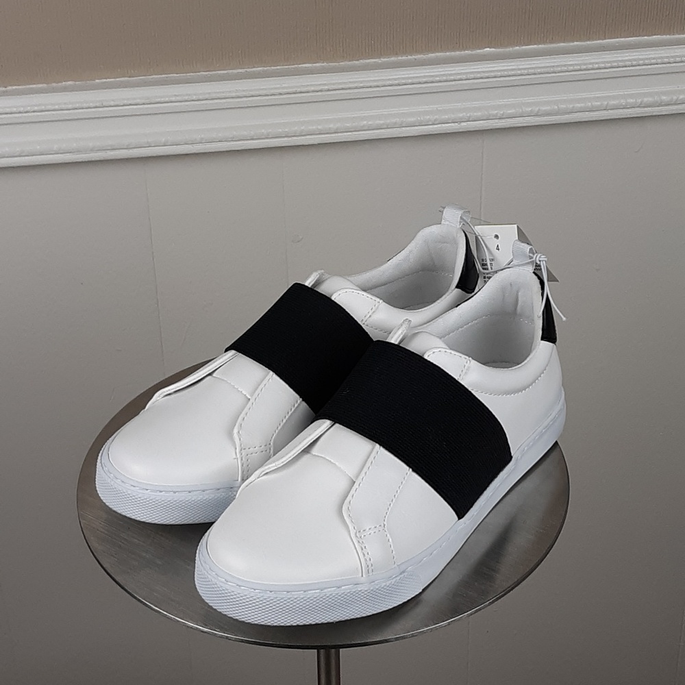 Boys no lace shoes NWT size 4